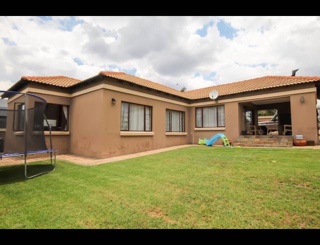 3 BEDROOM TOWNHOUSE FOR SALE IN THATCHFIELD